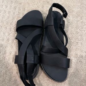 Sorel Women's Roaming Criss-Cross Sandal size 10